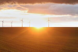 Windräder unter klarem Himmel symbolisieren den sonnigen, trockenen Dezember 2025 in Deutschland.