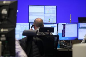 Frankfurter Börse: Dax steigt leicht, Anleger abwartend, Fokus auf Fresenius, SAP, Porsche.