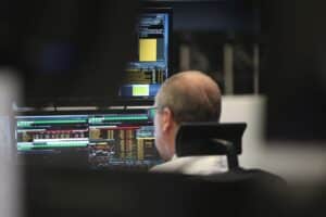 Frankfurter Börse mit fallendem Dax-Chart, Anleger beobachten besorgt die Kursentwicklung.