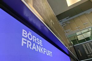 Frankfurter Börse: Dax-Anzeigetafel zeigt positive Entwicklung und aktuelle Börsenkurse.