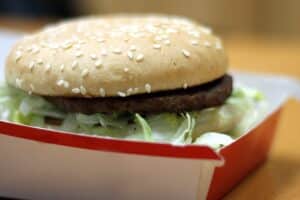 Ein appetitlicher Burger, der das Thema Gastronomie und Preisentwicklung symbolisiert.