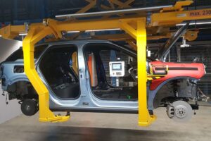 Deutsche Automobilindustrie: Neuzulassungen steigen moderat, Fokus auf Elektroautos und Herausforderungen.