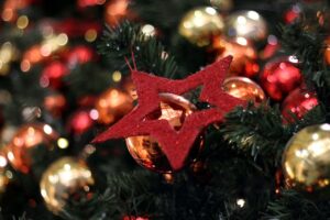 Weihnachtsschmuck und Geschenke symbolisieren Deutschlands variierendes Konsumverhalten zur Festzeit.