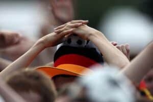 Fußballfan der deutschen Nationalmannschaft jubelt, während die WM-Gruppe verkündet wird.