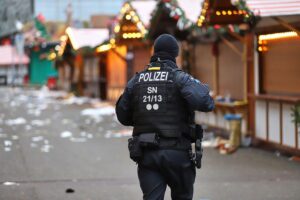 Weihnachtsmarkt, Sicherheitskräfte, Lichter, Besucher, Glühwein, festliche Atmosphäre, aber auch besorgte Blicke.