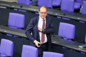 Alexander Dobrindt präsentiert Sicherheitsoffensive gegen Terrorismus und Cyber-Bedrohungen in Deutschland.