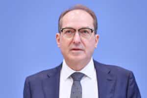 Streit um Verantwortlichkeit für sinkende Asylzahlen in Deutschland: Dobrindt vs. Schmidt.