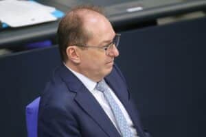 Alexander Dobrindt verteidigt Aufnahmezusagen für Afghanen in Deutschland trotz strenger Sicherheitsüberprüfungen.