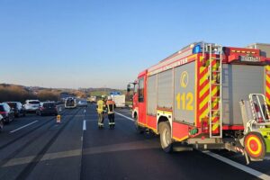 Drei Verkehrsunfälle auf Autobahn, Feuerwehr im Einsatz, Trümmerteile auf der Fahrbahn.