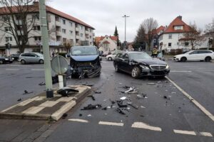 Verkehrsunfall in Göttingen: beschädigte Fahrzeuge, Polizisten und Rettungsdienste am Einsatzort.