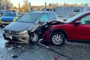 Unfallstelle mit Polizei- und Feuerwehrfahrzeugen, beschädigten Autos auf der B73 in Buxtehude.