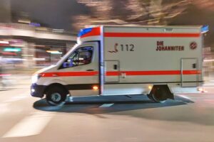 Rettungswagen bei Nacht, Einsatz nach Verkehrsunfall mit drei leicht verletzten Insassen.