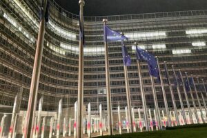 EU-Fahnen vor dem Hintergrund einer Diplomatensitzung zur Ukraine und Russland-Sanktionen.