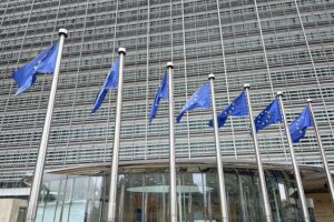 EU-Fahnen symbolisieren Ausbildungsmission im Libanon zur Stärkung der Sicherheitskräfte und Zusammenarbeit.