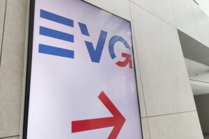 EVG-Logo und Darstellung von DB Cargo, symbolisierend den Wandel und die Zukunftsperspektiven.