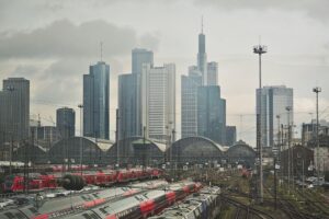 Skyline von Frankfurt am Main, symbolisiert Finanz- und Digitalisierungsentwicklung in Europa.