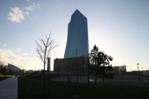 Ein Bild der Europäischen Zentralbank in Frankfurt, symbolisiert digitale Euro-Zukunft und Widerstände.