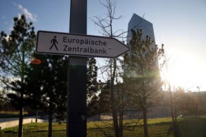 EZB-Logo vor dem Hintergrund der Frankfurter Skyline, Zinssatz bleibt bei 2,0 Prozent.