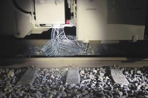 Einkaufswagen auf Bahngleis, Personenzug kollidiert, Feuerwehr bei Bergung, keine Verletzten.