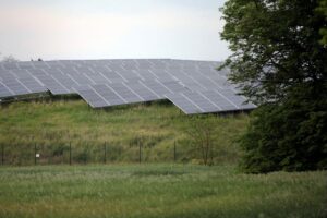 Solaranlage in energiewirtschaftlichem Kontext, symbolisiert Zusammenarbeit und Technologie-Neutralität in Europa.