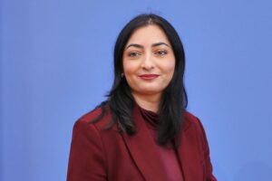 Reem Alabali Radovan diskutiert Entwicklungszusammenarbeit zwischen Nord- und Südländern zur Krisenbewältigung.