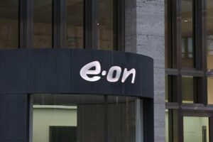 EON-Zentrale mit Fokus auf Energiepreise, Nachhaltigkeit und soziale Aspekte der Energiewende.