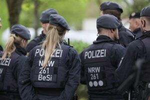 Polizisten untersuchen einen tödlichen Verkehrsunfall auf der Steeler Straße in Essen.