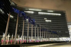 EU-Fahnen symbolisieren den Ruf nach Reformen und Einheit in unsicheren Zeiten in Europa.