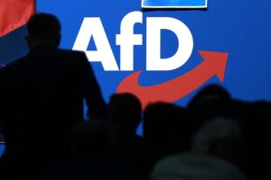 AfD-Logo auf Parteitag, symbolisiert politische Kontroversen und Herausforderungen in Deutschland.
