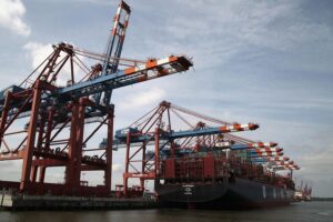 Containerschiff im Hafen, Symbol für Deutschlands Außenhandel und Exportaktivitäten im Oktober 2025.
