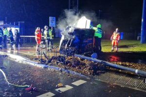 Schwerer Verkehrsunfall: Verunfallter Pkw, Feuerwehr im Einsatz, Fahrer eingeklemmt und verletzt.