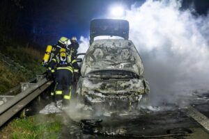 Pkw-Brand auf Autobahn, Feuerwehr im Einsatz, Familie unverletzt, starkes Rauchaufkommen, gesperrte Fahrbahn.