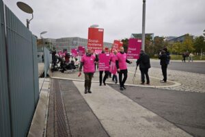 Demonstration von "Die Familienunternehmer" in Berlin, mit Fokus auf AfD-Positionen und Diskussionen.
