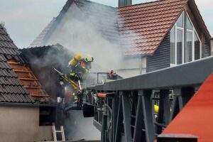 Drehleiter der Feuerwehr Allensbach bei Brandbekämpfung in Steißlingen, Einsatzkräfte im Einsatz.