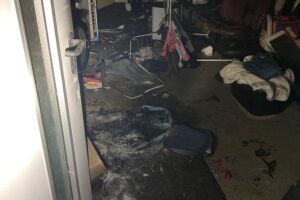 Zwei Feuerwehrfahrzeuge bei nächtlichen Brandeinsätzen, Einsatzkräfte löschen Kamin- und Kellerbrand.
