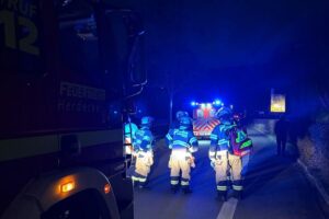 Feuerwehr und Einsatzkräfte untersuchen eine Straße wegen starker Geruchsbelästigung und Sicherheitsmaßnahmen.