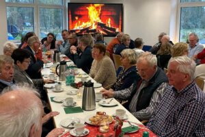 Adventliches Beisammensein der Feuerwehrsenioren mit Kaffee, Kuchen und gemeinsamen Erinnerungen.