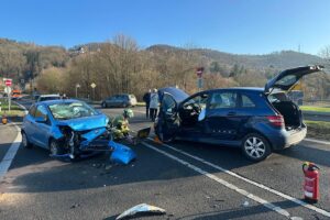 Verkehrsunfall auf der Westtangente, Feuerwehr im Einsatz, Unfallstelle mit Verletzten und Absperrungen.