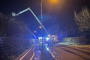 Krefeld: Feuerwehr im Großbrand-Einsatz, Einsatzkräfte bei Nachlöscharbeiten und Gefahrenabwehr aktiv.