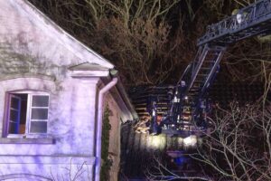 Feuerwehr Gevelsberg im Einsatz: Löscharbeiten, Bergung, Rettungseinsatz bei Gebäudebrand und Verunreinigung.