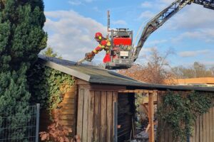 Schuppenbrand in Rotenburg: Feuerwehr im Einsatz mit Drehleiter und Rettungsmaßnahmen für Verletzte.