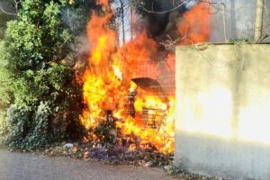 Feuerwehr löscht brennenden Sperrmüll auf Hinterhof in Oberhausen-Lirich Süd, Straße gesperrt.