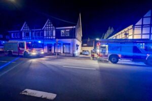 Feuerwehr rettet Bewohner aus brennendem Mehrfamilienhaus; Rauchmelder fehlten, zwei verletzt.