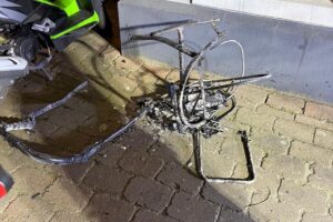 Feuerwehr rettet Bewohner und Hunde aus verrauchten historischen Bahnhofsgebäude an Heiligabend.