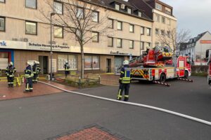 Feuerwehr rettet acht Menschen nach Zimmerbrand in Dinslaken; starke Verrauchung im Gebäude.