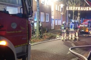 Feuerwehr rettet drei Personen aus brennendem Mehrfamilienhaus in Bocholt. Dramatische Rettungsaktion.