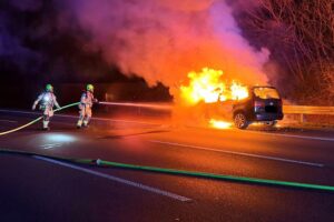 Feuerwehreinsatz in Ratingen: Zimmerbrand und Pkw-Brand gleichzeitig, starke Auslastung der Einsatzkräfte.