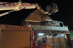 Feuerwehr löscht gefährlichen Brand an Balkonüberdachung in Tönisvorst, Gasflasche rechtzeitig gesichert.