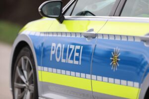Polizeiauto vor einem Krankenhaus, symbolisch für einen Hundebiss und anschließende Ermittlungen.