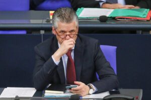 Thorsten Frei diskutiert diplomatische Beziehungen zu Russland und die Ukraine-Krise in Berlin.